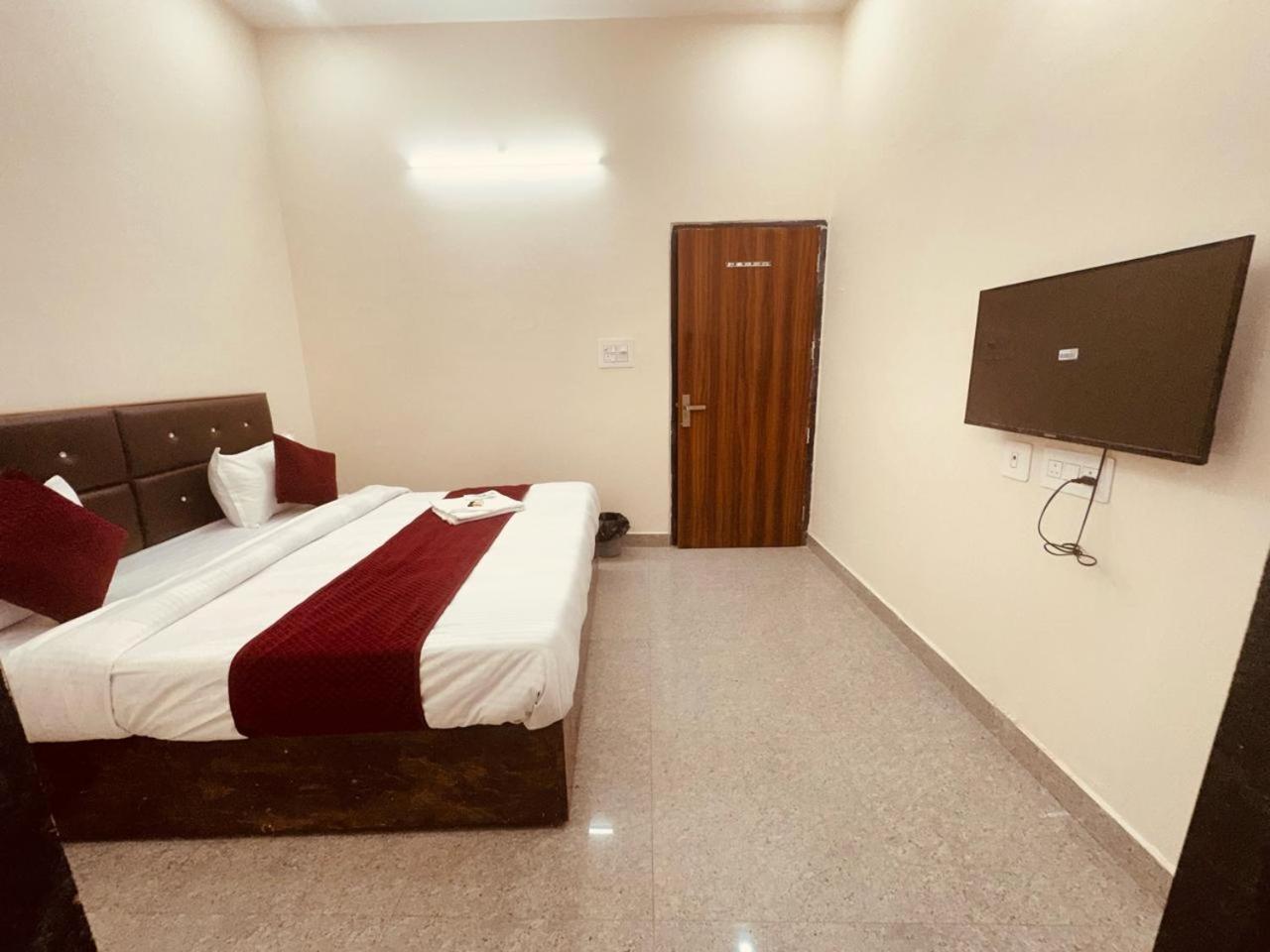 The Lord Krishna Residency Vrindavan Hotel Exterior photo